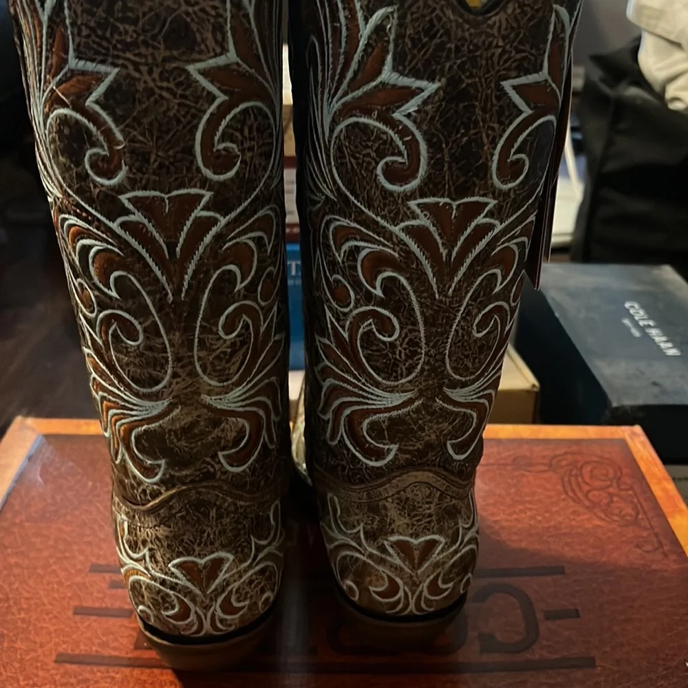 Brand new!! Gorgeous design-Small heel!! - Picture 4 of 4